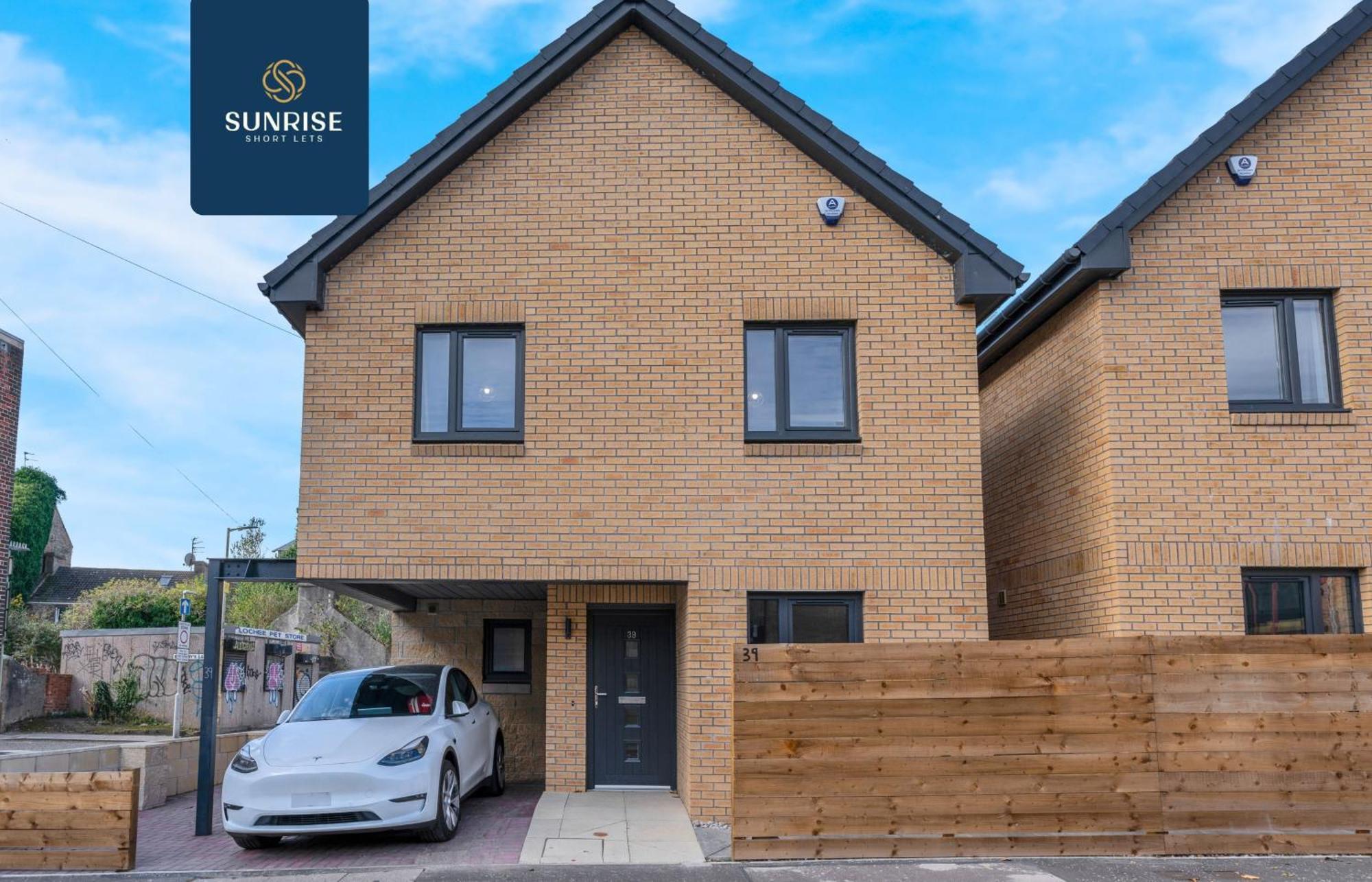 L2 - Stunning 4 Bed House With 6 Beds And 3 Bathrooms, Tvs In Each Room, Free Parking, Fully Equipped, Local Amenities, Easy Ring Road Access, Special Rates Ask Sunrise Short Lets Dundee Exteriör bild