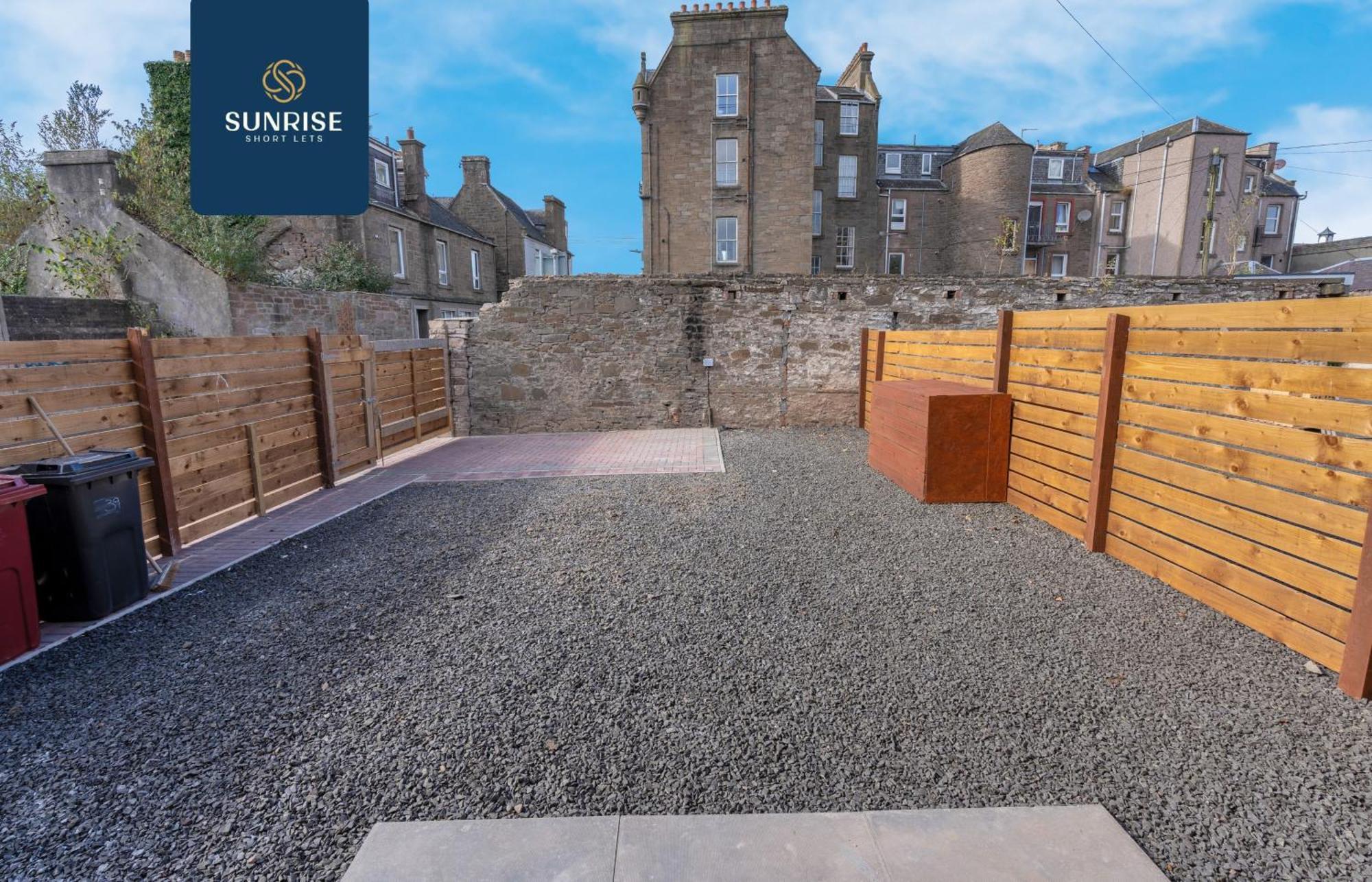 L2 - Stunning 4 Bed House With 6 Beds And 3 Bathrooms, Tvs In Each Room, Free Parking, Fully Equipped, Local Amenities, Easy Ring Road Access, Special Rates Ask Sunrise Short Lets Dundee Exteriör bild