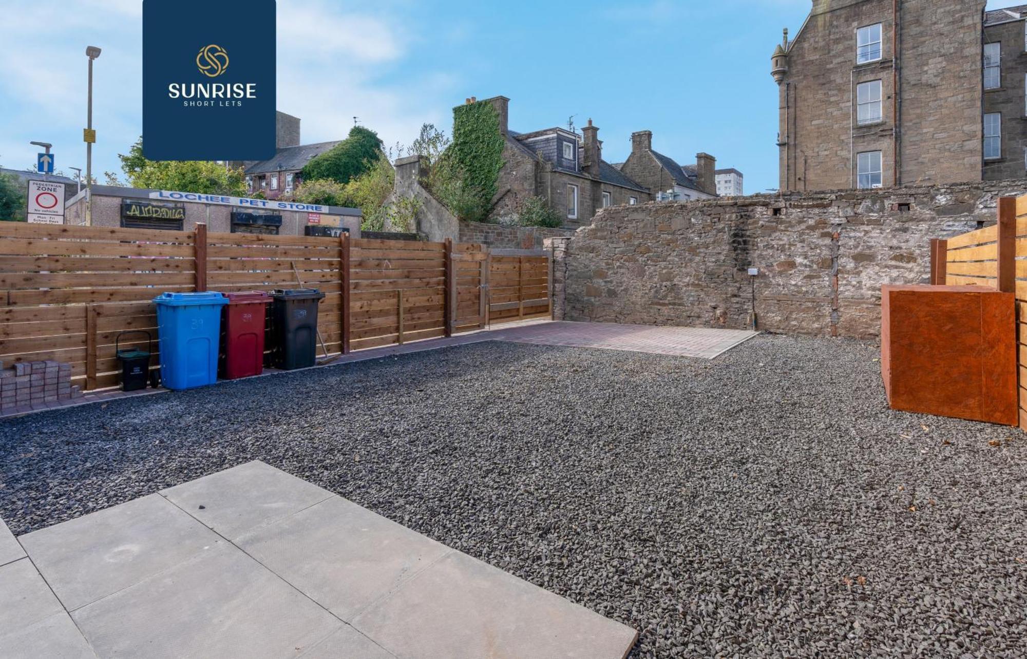 L2 - Stunning 4 Bed House With 6 Beds And 3 Bathrooms, Tvs In Each Room, Free Parking, Fully Equipped, Local Amenities, Easy Ring Road Access, Special Rates Ask Sunrise Short Lets Dundee Exteriör bild