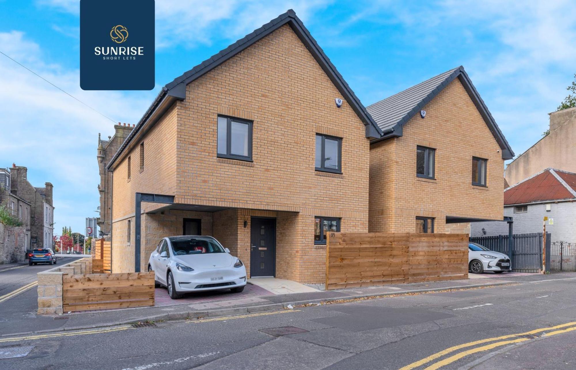 L2 - Stunning 4 Bed House With 6 Beds And 3 Bathrooms, Tvs In Each Room, Free Parking, Fully Equipped, Local Amenities, Easy Ring Road Access, Special Rates Ask Sunrise Short Lets Dundee Exteriör bild