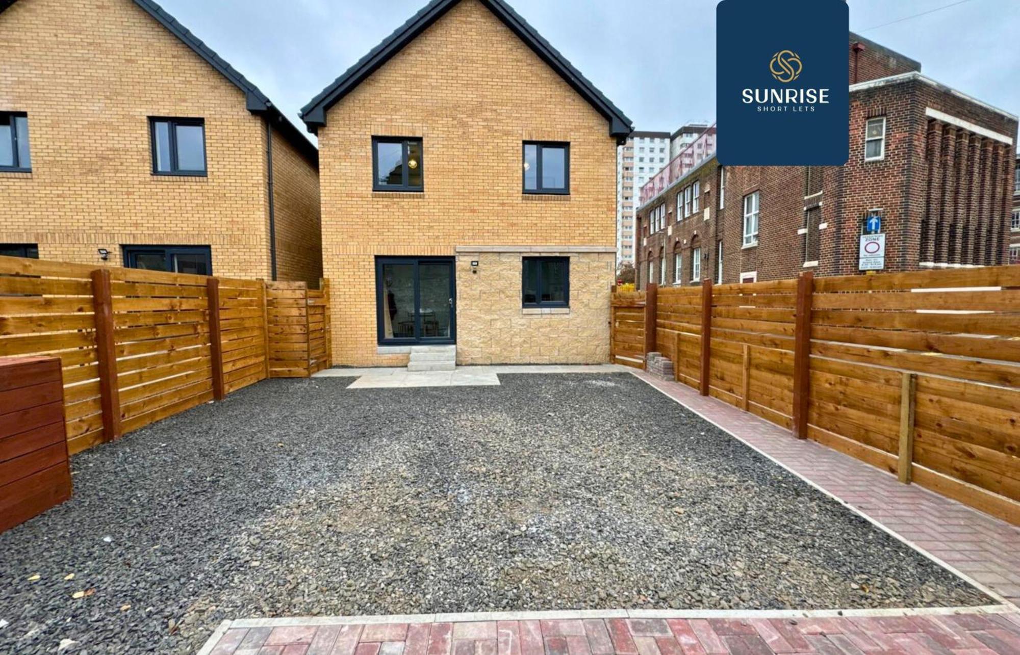 L2 - Stunning 4 Bed House With 6 Beds And 3 Bathrooms, Tvs In Each Room, Free Parking, Fully Equipped, Local Amenities, Easy Ring Road Access, Special Rates Ask Sunrise Short Lets Dundee Exteriör bild