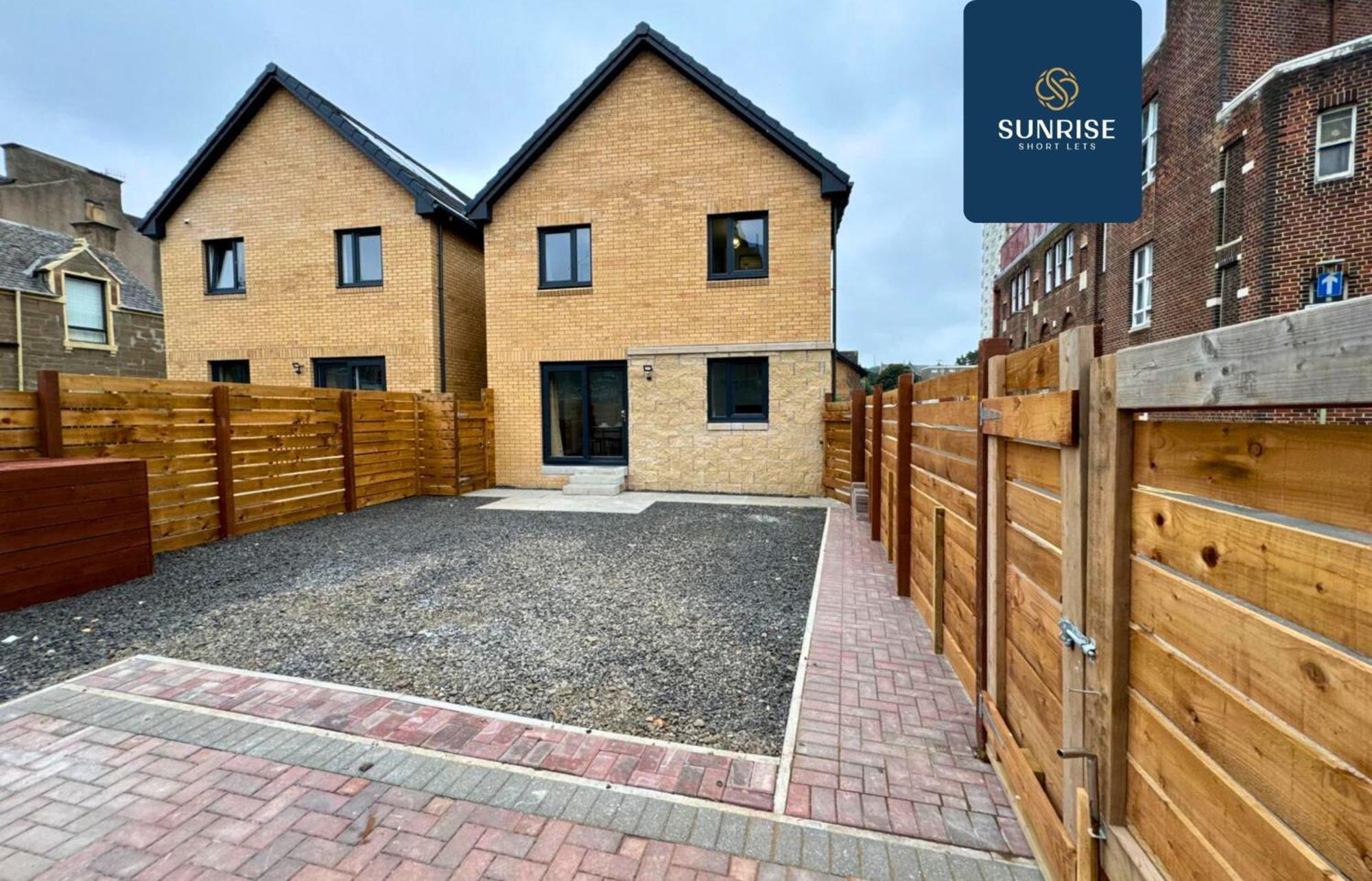 L2 - Stunning 4 Bed House With 6 Beds And 3 Bathrooms, Tvs In Each Room, Free Parking, Fully Equipped, Local Amenities, Easy Ring Road Access, Special Rates Ask Sunrise Short Lets Dundee Exteriör bild