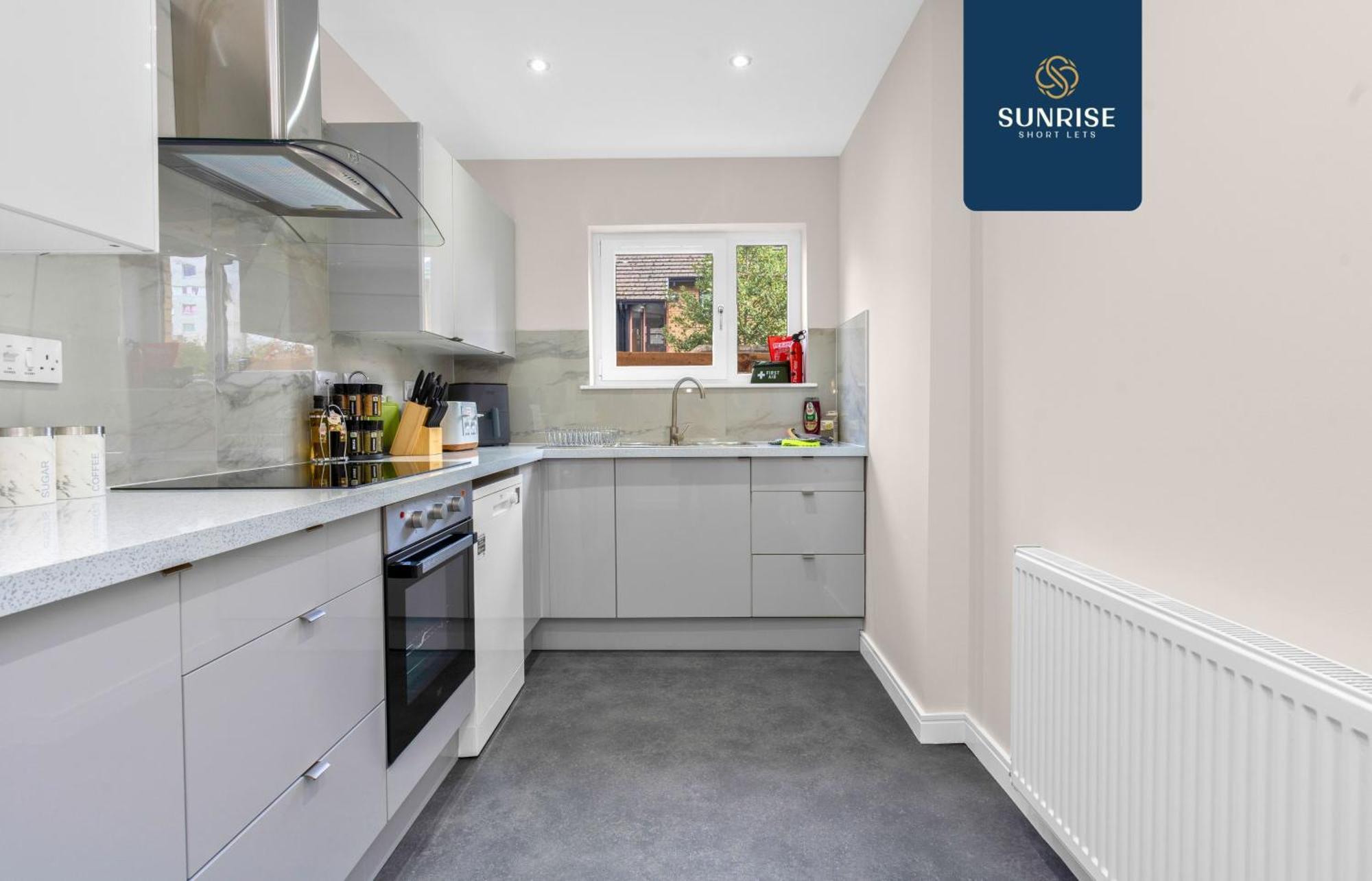 L2 - Stunning 4 Bed House With 6 Beds And 3 Bathrooms, Tvs In Each Room, Free Parking, Fully Equipped, Local Amenities, Easy Ring Road Access, Special Rates Ask Sunrise Short Lets Dundee Exteriör bild